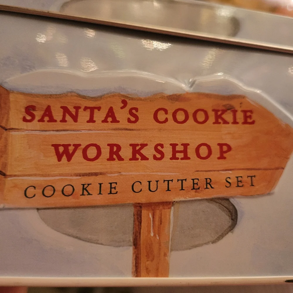 Williams Sonoma Santa's Cookie Workhsop Tin Cookie Cutter Set ~ Cute ~ Like New